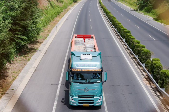 5月17日，郑州。三辆分别搭载东风龙擎DA12智能AMT变速箱的东风牵引车，随着一声鸣笛驶向70公里外的新密市，一场覆盖实载运行、真实路线、多场景工况的场景实测由此正式拉开帷幕。整场实测分三批次进行，来自快递快运、农副散杂等领域的多名客户意见领袖及媒体专家代表、网红大咖共同参与，全程沉浸式体验东风龙擎DA12在复杂工况下的可靠表现。东风商用车有限公司营销战略部首席师赵金宿、电控开发部技术总师刘双平、新市场培育科科长屈建元等共8人鸣笛挥旗，全面启动发车仪式。这场与用户深度共创的“价值验证”，再度展现了东风商用车“从用户中来，到用户中去”的研发理念与产品自信