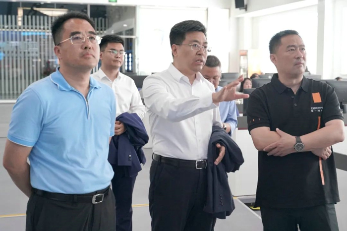 2025年5月20日，江苏零一汽车科技有限公司（以下简称“零一汽车”）与特来电新能源股份有限公司（以下简称“特来电”）正式签署战略合作协议，双方将围绕新能源重卡推广、充电网布局、技术协同创新及数据共享等领域展开深度合作，共同推进新能源汽车与充电基础设施的协同发展，助力“双碳”目标实现。零一汽车创始人&总裁张红松、创始人＆首席运营官张伟，特来电总裁郭永光、副总裁刘忠诚等出席签约仪式