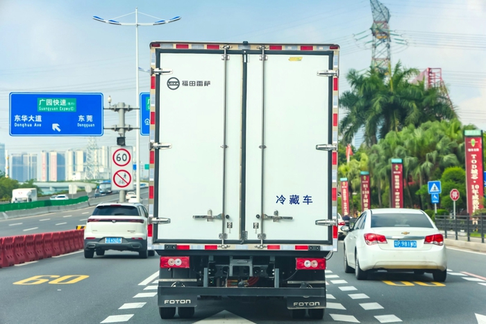 近年来，广东省冷链物流发展态势迅猛，基础设施建设成果丰硕，广州、深圳等 7 个城市入选国家骨干冷链物流基地。随着生鲜电商与预制菜产业的蓬勃兴起，冷链物流需求持续攀升，当地冷链企业积极探索 “生鲜电商 + 冷链宅配”“中央厨房 + 食材配送” 等创新模式，对冷链运输装备的专业性提出了更高要求。广东高温高湿的气候特征与城乡交织的复杂路况，让其成为冷藏车性能验证的天然 “试炼场