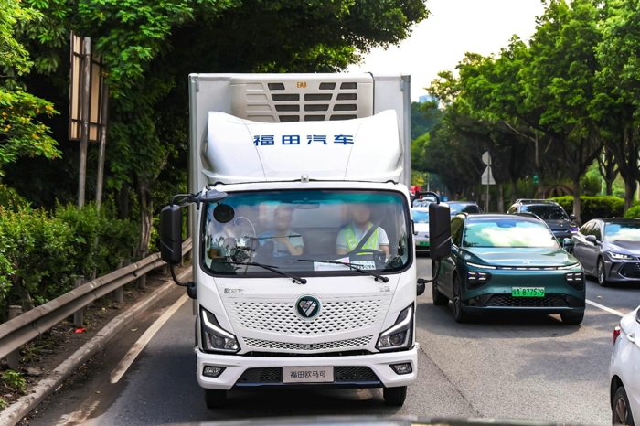 近年来，广东省冷链物流发展态势迅猛，基础设施建设成果丰硕，广州、深圳等 7 个城市入选国家骨干冷链物流基地。随着生鲜电商与预制菜产业的蓬勃兴起，冷链物流需求持续攀升，当地冷链企业积极探索 “生鲜电商 + 冷链宅配”“中央厨房 + 食材配送” 等创新模式，对冷链运输装备的专业性提出了更高要求。广东高温高湿的气候特征与城乡交织的复杂路况，让其成为冷藏车性能验证的天然 “试炼场