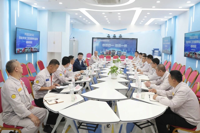 5月16日，一汽解放党委副书记、工会主席王浩深入解放青汽公司调研。一汽解放总经理助理兼解放青汽公司总经理、党委书记彭龙，解放青汽公司党委副书记、工会主席房金良参加调研活动。