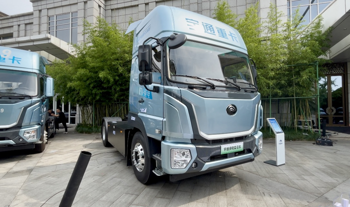 测评宇通T400 4×2港口牵引车2.png