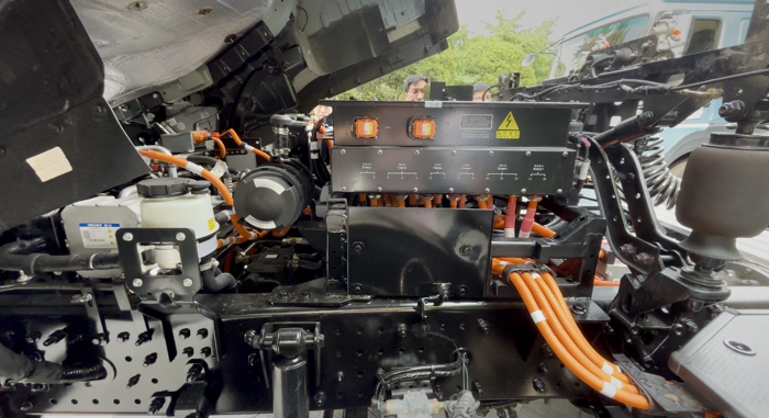 测评宇通T400 4×2港口牵引车6.png
