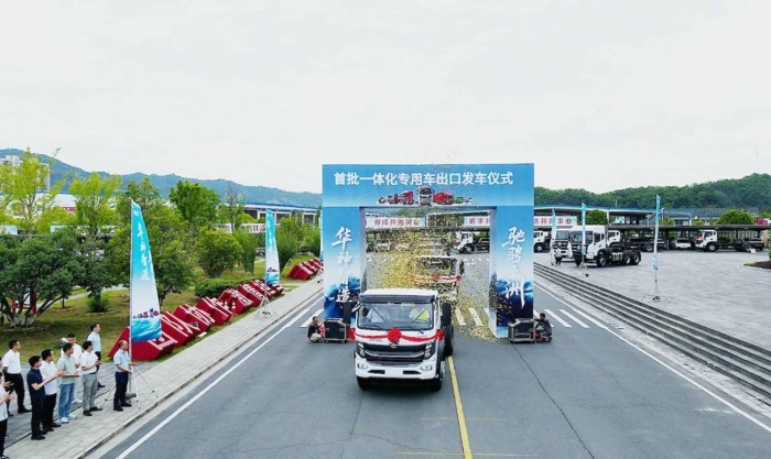 东风华神首批环卫车出口美洲4.jpg