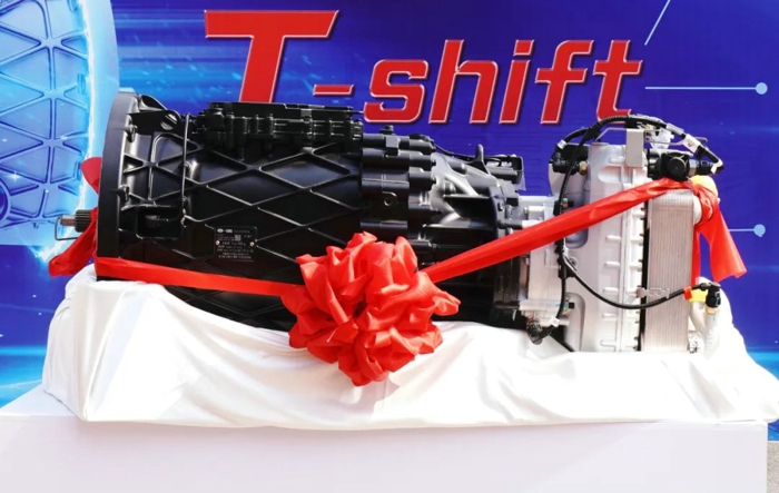 6月8日，以“荣耀万程 共‘箱’未来” 为主题的一汽解放T-shift 12挡AMT产品上市发布会暨2025京津冀万辆庆典在石家庄盛大召开。一汽解放董事长、党委书记李胜出席活动并讲话。一汽解放营销总部总经理、党委书记纪胜师及相关单位领导、合作伙伴、用户代表与媒体嘉宾共200余人参加活动，共同见证一汽解放在技术革新与市场布局中的成果，全面展现“国车长子”的责任担当与创新实力