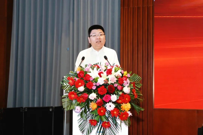 6月8日，以“荣耀万程 共‘箱’未来” 为主题的一汽解放T-shift 12挡AMT产品上市发布会暨2025京津冀万辆庆典在石家庄盛大召开。一汽解放董事长、党委书记李胜出席活动并讲话。一汽解放营销总部总经理、党委书记纪胜师及相关单位领导、合作伙伴、用户代表与媒体嘉宾共200余人参加活动，共同见证一汽解放在技术革新与市场布局中的成果，全面展现“国车长子”的责任担当与创新实力