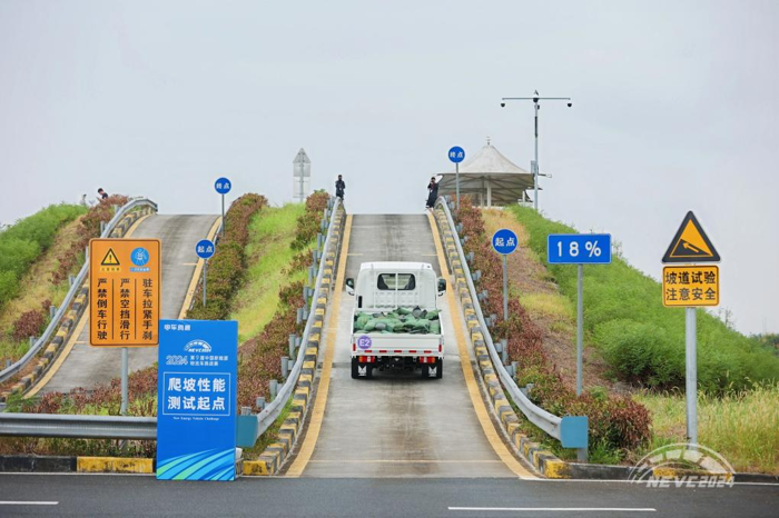 2016年，当新能源物流车市场尚处萌芽阶段，第一届中国新能源物流车挑战赛在行业先锋——深圳政府的推动下应运而生。这一年，财政部等四部委明确调整新能源汽车补贴政策，强化新能源核心技术要求，行业发展进入“政策+技术”引导新阶段，而挑战赛的诞生，恰如一声春雷，为新能源物流车从实验室走向市场搭建了关键桥梁