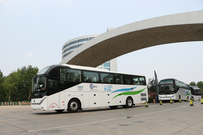 近日，中通客车再次向新疆巴士国际旅游运输有限公司（以下简称“新疆巴士旅汽”）交付批量H系旅团客车。这是双方携手共进六年来的又一次深度合作，将为新疆旅游客运服务的高质量发展增添新动力。