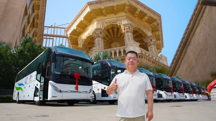 近日，中通客车再次向新疆巴士国际旅游运输有限公司（以下简称“新疆巴士旅汽”）交付批量H系旅团客车。这是双方携手共进六年来的又一次深度合作，将为新疆旅游客运服务的高质量发展增添新动力。
