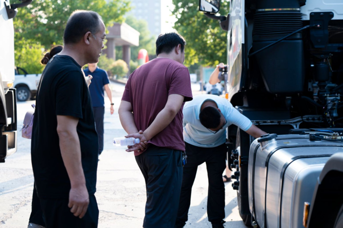6月22日，东风商用车“东风快递 速递价值”快递牵引车全国品鉴活动首站在潍坊正式启幕。活动聚焦快递细分市场，旨在更精准地传递产品优势，推动行业客户高效降本、价值升级。东风商用车有限公司营销事业部行业客户开发部首席师刘丰、行业客户开发部快递行业客户开发科负责人莫润、山东商代处负责人赵强与来自山东区域的快递物流客户代表齐聚现场，共同围绕干线运输场景，深入体验东风天龙KL快递牵引车的性能表现与运营价值