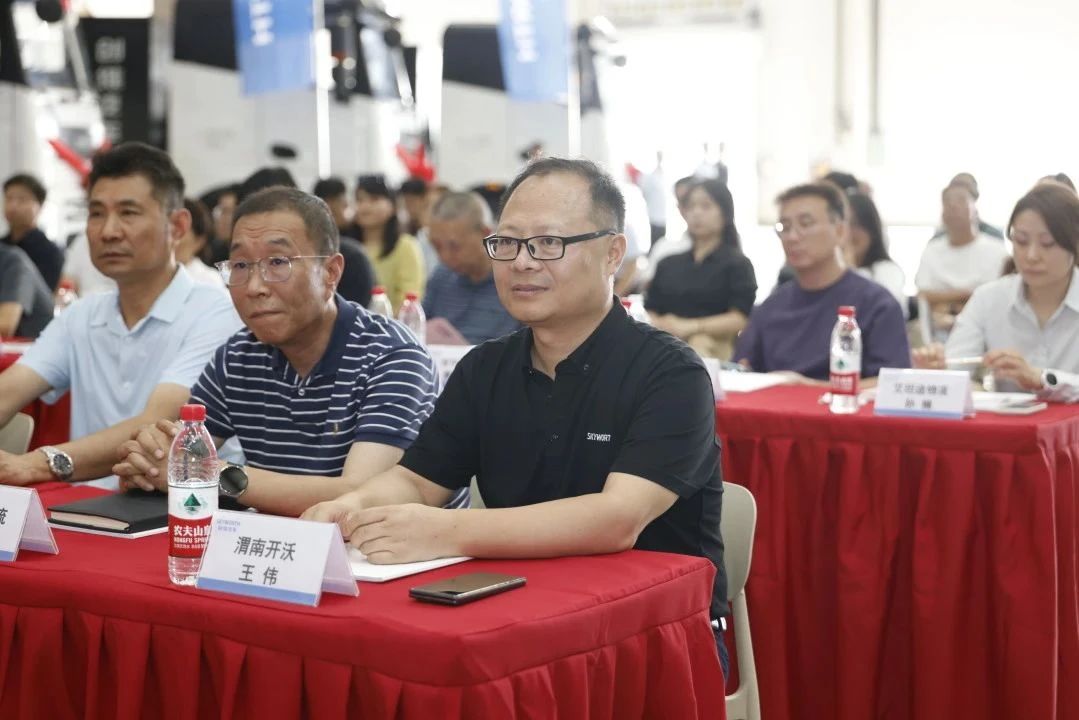 6月23日，创维新能源重卡交车及签约仪式在陕西渭南生产基地隆重举行。活动现场，开沃集团向客户交付50台创维新能源重卡牵引产品，同时与多家物流企业达成400台意向采购订单。