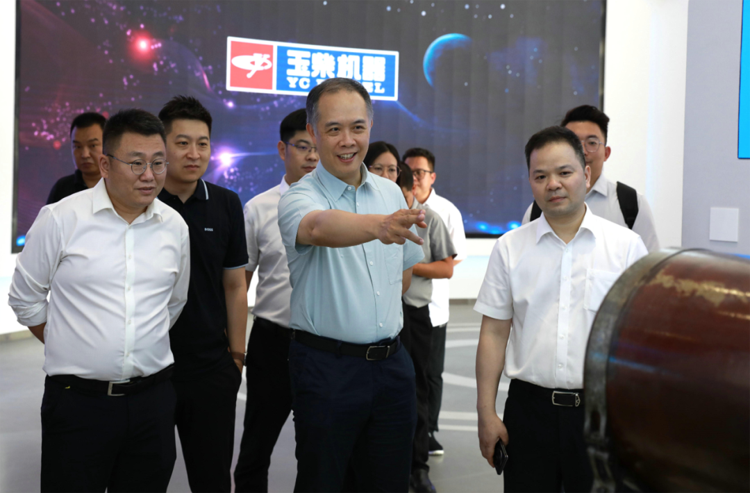 7月3日，京东集团政企业务事业部谭聪率队到玉柴，与玉柴股份董事长李汉阳、总裁吴其伟等领导，围绕产业链合作等内容展开深度探讨。期间，京东汽车与玉瑆科技正式签订战略合作协议，为推动双方跨界融合发展注入新动能。