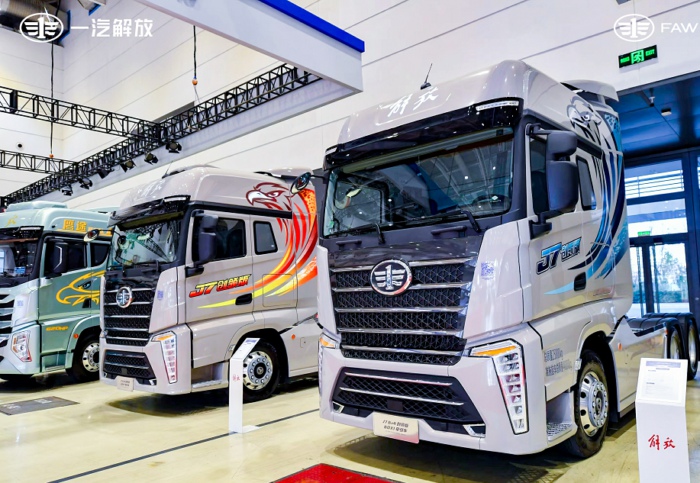 解放J7牵引车.JPG