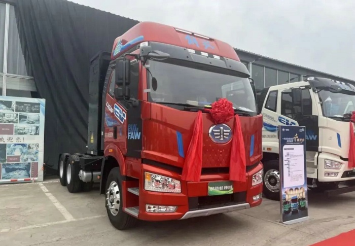 解放J6P充换电一体牵引车.jpg