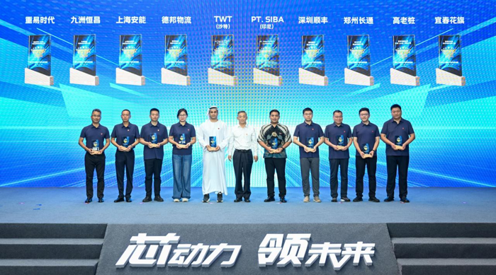 2025年7月13日，在新中国第一辆汽车诞生69周年之际，一汽解放以一场高规格、高热度的技术发布会，向行业和市场交出一份亮眼答卷。这一天，一汽解放隆重发布四款“智慧动力域”全新产品，同时，向多家“千辆客户俱乐部”成员完成授牌，大家共同见证一汽解放朝着更宏伟的梦想，更广阔的道路踏步前行