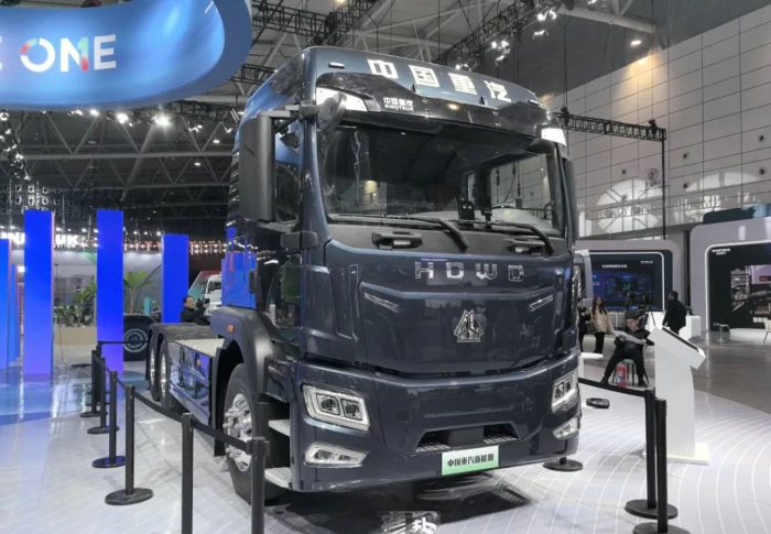 重汽豪沃TX中央驱动充电牵引车4.jpg