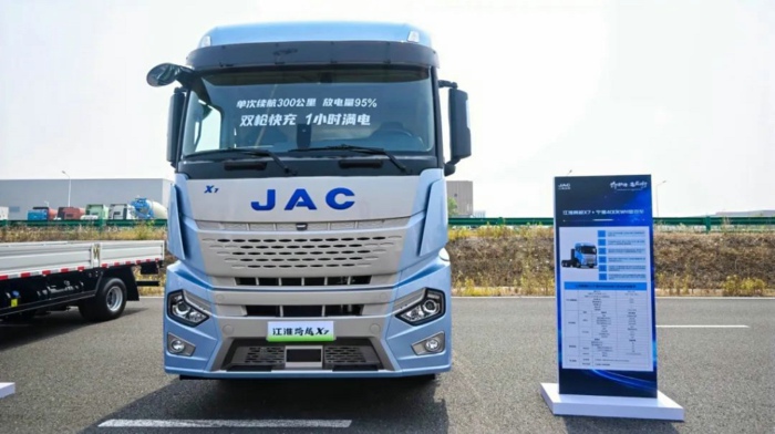 江淮跨越X7充电重卡3.jpg