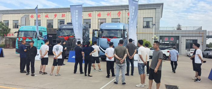 8月1日，以“银河耀世 智创未来”为主题的欧曼银河全国巡游嘉年华西线车队抵达榆林，在热烈的活动中赢得16台订单，并交付。作为西线24站中极具战略意义的枢纽，榆林连接华北、西北至西南运输动脉，是能源与工业物流的核心节点，常年车流密集。此次欧曼银河到来，不仅让当地卡友近距离体验高端重卡科技，更为这座能源重镇的物流升级注入新活力，实现产品与用户的深度对接