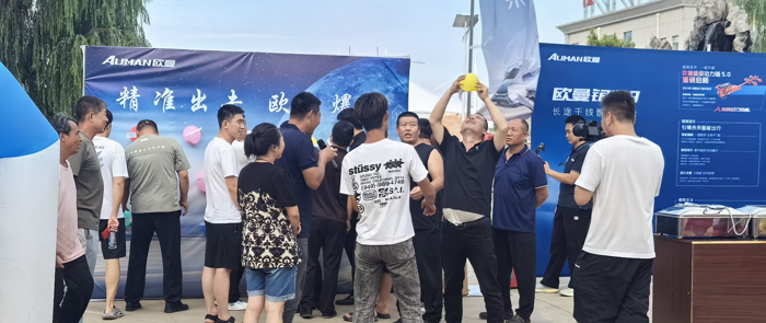 8月1日，以“银河耀世 智创未来”为主题的欧曼银河全国巡游嘉年华西线车队抵达榆林，在热烈的活动中赢得16台订单，并交付。作为西线24站中极具战略意义的枢纽，榆林连接华北、西北至西南运输动脉，是能源与工业物流的核心节点，常年车流密集。此次欧曼银河到来，不仅让当地卡友近距离体验高端重卡科技，更为这座能源重镇的物流升级注入新活力，实现产品与用户的深度对接
