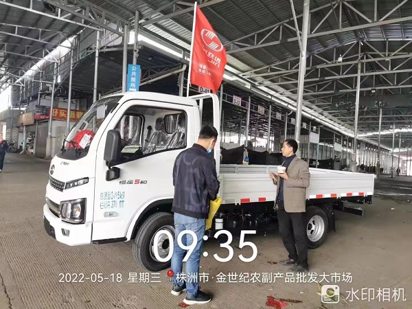 指点江山，激扬文字，粪土当年万户侯。颇具书生意气，亦有挥斥方遒的胆气，上汽轻卡长沙三维店游金龙风趣地说：“连续两月的销冠，只是按部就班，运气好些吧。”湖南一路绿码，相对于魔都的暂停键，长沙市一片祥和，商用车销量呈现逆势增长。游经理如是说：“自从蓝牌新政出台，上汽轻卡在湖南销量上升明显;二月份开始，俄乌战争打了三个月，搞得我们油价一路狂飙，这个上汽轻卡的新能源小轻卡带来了商机。要说有啥销售技巧?我个人有两点小经验，可以和大家分享。”