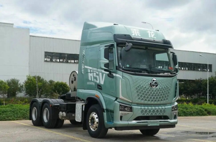 乘龙H5V创富版LNG牵引车.jpg