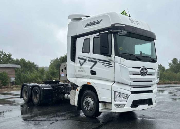 解放危险品运输牵引车，搭载解放动力CA6SX1系列发动机，最大640马力.jpg