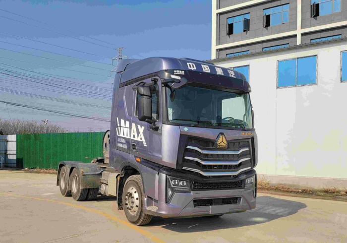 重汽豪沃LNG牵引车，搭载潍柴WP15N发动机，最大630马力.jpg