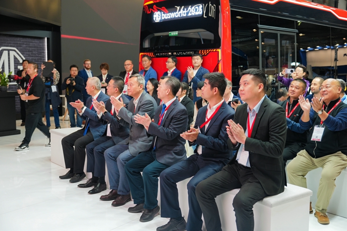 2025年10月4日，全球客车行业目光再次聚焦比利时世界客车博览会（BusWorld Brussels）。MG以“Find your more”为主题首次参展，并正式发布全新商用车品牌MG COMMERCIAL，旗下首款纯电动城市客车iEV12与首款纯电动城市客车底盘B12E也正式亮相。作为全球规模最大、最具影响力的专业客车展览会之一，BusWorld自1971年创办以来，已经走过了50余年的辉煌历程，成为全球客车产业发展的重要风向标