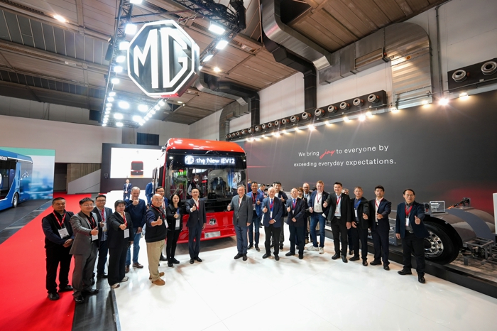 2025年10月4日，全球客车行业目光再次聚焦比利时世界客车博览会（BusWorld Brussels）。MG以“Find your more”为主题首次参展，并正式发布全新商用车品牌MG COMMERCIAL，旗下首款纯电动城市客车iEV12与首款纯电动城市客车底盘B12E也正式亮相。作为全球规模最大、最具影响力的专业客车展览会之一，BusWorld自1971年创办以来，已经走过了50余年的辉煌历程，成为全球客车产业发展的重要风向标