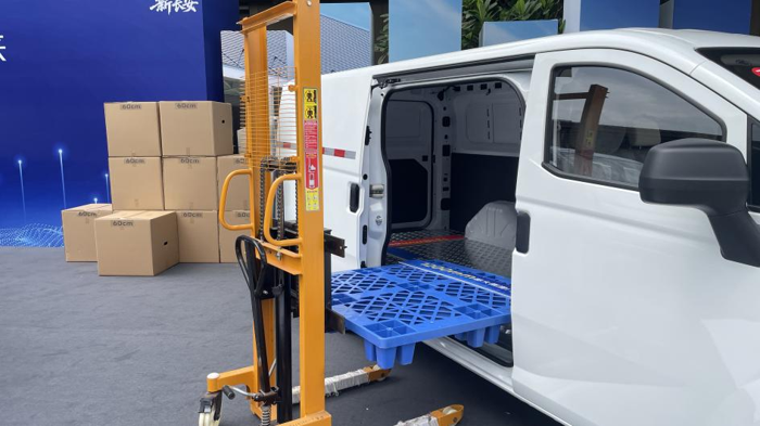 【第一商用车网 原创】作为一款定位“跨越8方智享轻客”的产品，跨越星光瞄准城市物流、平台配送、中小企业货运等核心用户，聚焦于“城市到城郊”的物流场景，致力于通过“六星科技”体系，解决用户在实际运营中的高频痛点。它究竟实力如何，让我们一起来深入探究一番。