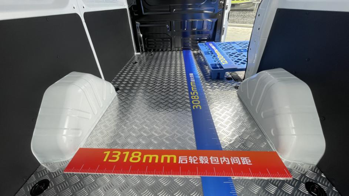 【第一商用车网 原创】作为一款定位“跨越8方智享轻客”的产品，跨越星光瞄准城市物流、平台配送、中小企业货运等核心用户，聚焦于“城市到城郊”的物流场景，致力于通过“六星科技”体系，解决用户在实际运营中的高频痛点。它究竟实力如何，让我们一起来深入探究一番。