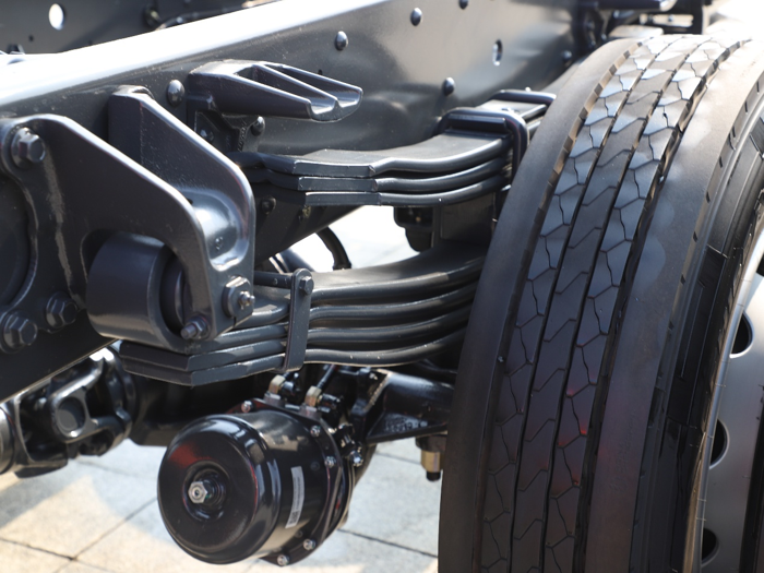 随着电商行业迅猛发展，快递及冷链领域的内卷也在不断升级，卷时效、卷成本、卷收益。作为诚信央企东风集团商用车核心业务板块，东风柳汽深谙卡友高效运营需求，匠心打造乘龙H7 Pro大单桥载货车，集强动力、轻量化、低油耗、舒适性于一身，轻松应对冷链、快递快运配货、电商、工业品等多元化运输场景，打造物流领域“六边形战士”，助力卡友在激烈的竞争中脱颖而出，实现财富快速增长