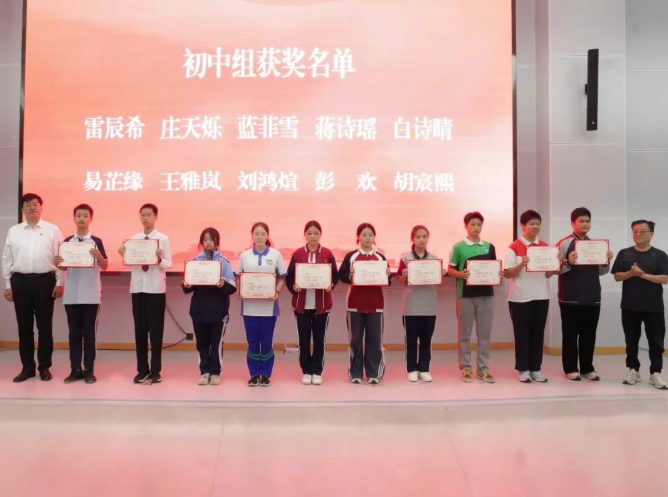 10月10日，“解放爱领航·荣光育未来”关心下一代奖学金颁奖仪式在广汉中学内温暖启幕。中共广汉市委副书记、市长胡涛，一汽解放党委副书记、工会主席王浩，德阳市关工委常务副主任马俊东出席仪式。德阳市关工委、广汉市市委、市政府及相关部门领导，一汽解放相关部门领导参加仪式，与获奖学生代表、教师代表共同见证这一意义非凡的时刻