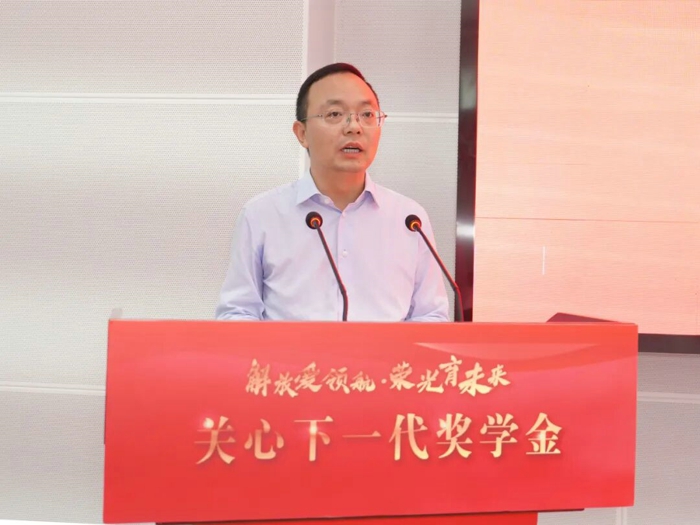 10月10日，“解放爱领航·荣光育未来”关心下一代奖学金颁奖仪式在广汉中学内温暖启幕。中共广汉市委副书记、市长胡涛，一汽解放党委副书记、工会主席王浩，德阳市关工委常务副主任马俊东出席仪式。德阳市关工委、广汉市市委、市政府及相关部门领导，一汽解放相关部门领导参加仪式，与获奖学生代表、教师代表共同见证这一意义非凡的时刻