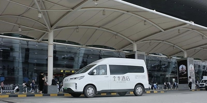 当前，在“双碳”目标与客运市场转型的双重驱动下，依维柯聚星纯电动车凭借“油电同价”策略与硬核产品力，正成为客运企业升级换代的首选车型。从惠州机场的“免费接驳快线”，到南宁全季酒店的“接送专用车”，再到在东盟博览会上重新定义都市的士新标准的聚星纯电动出租车和更多定制车型，依维柯聚星纯电动车正被广泛应用于客运市场，为更多乘客提供高效、便捷、安全、舒适的出行服