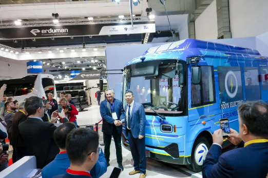 2025年10月，全球客车行业的目光聚焦于比利时布鲁塞尔。在顶级的2025比利时世界客车博览会上，安凯客车隆重推出其新一代E60纯电动微循环巴士，它如同一颗耀眼的“灵动之星”，为破解全球普遍存在的城市“最后一公里”交通难题，提供了完美的解决方案。