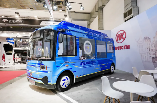 2025年10月，全球客车行业的目光聚焦于比利时布鲁塞尔。在顶级的2025比利时世界客车博览会上，安凯客车隆重推出其新一代E60纯电动微循环巴士，它如同一颗耀眼的“灵动之星”，为破解全球普遍存在的城市“最后一公里”交通难题，提供了完美的解决方案。