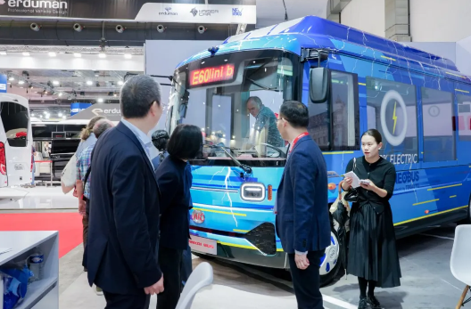 2025年10月，全球客车行业的目光聚焦于比利时布鲁塞尔。在顶级的2025比利时世界客车博览会上，安凯客车隆重推出其新一代E60纯电动微循环巴士，它如同一颗耀眼的“灵动之星”，为破解全球普遍存在的城市“最后一公里”交通难题，提供了完美的解决方案。