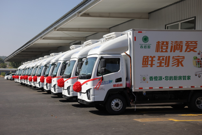 2025年10月13日，锦州香橙源智慧冷链产业园迎来盛大开业，现场3000多人的浩大声势轰动东北。在这重要时刻，一场标志着深度战略合作的交车仪式同步举行——沈阳德瑞与香橙源集团40台零米轻卡交车暨战略签约仪式圆满完成