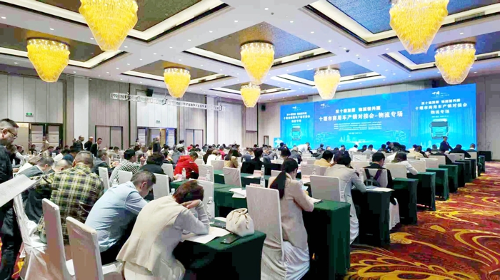 东风商用车闪耀十堰&武汉商用车产销对接会.jpg