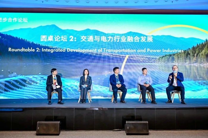 10月16日，由清华大学与壳牌中国联合主办的“赋能进步·共话能源行业高质量发展”合作论坛（2025）在北京成功举办。论坛汇聚了政府部门、智库机构、学界权威专家以及来自能源、交通、电力、工业、制造业等领域的国内外行业伙伴，围绕能源行业高质量发展相关议题展开深入交流，分享前沿洞察与实践经验，共同探索具有中国特色的低碳能源转型路径。一汽解放商用车开发院副院长郭平应邀出席论坛，并发表题为《浸没式电池：为解放新能源车注入硬核竞争力》的主题演讲。此外，她还参与了“交通与电力行业融合发展”圆桌讨论环节，与各界嘉宾共话行业协同与创新方向