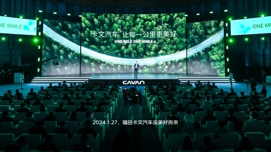 新能源商用车正从政策驱动阶段迈入由技术进步与场景经济性推动的快速渗透期，资源正在向具备全链条能力与产业协同基础的企业加速集中。有数据显示，2025年上半年，国内新能源商用车累计销售39.1万辆，同比增长61.4%，渗透率达23.42%；6月单月渗透率高达28.43%。1-7月累计销售48.92万辆，同比增速68.58%，渗透率突破22.3%，全年有望突破30%。这一数据充分表明，新能源商用车已成为商用车市场重要增长极