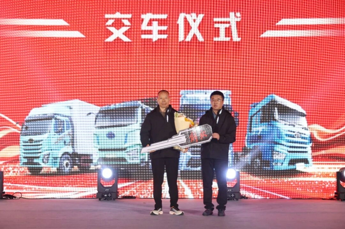 10月25日，以“万心聚 向新行”为主题的一汽解放双基地江苏万辆庆典在江苏无锡圆满举行。一汽解放总经理助理、动力总成事业部总经理、党委书记董亚洲出席活动，一汽解放相关领导、江苏区域合作伙伴、媒体代表及百余位解放车主参加活动，共同见证一汽解放双基地江苏区域达成“万辆交付”的里程碑时刻