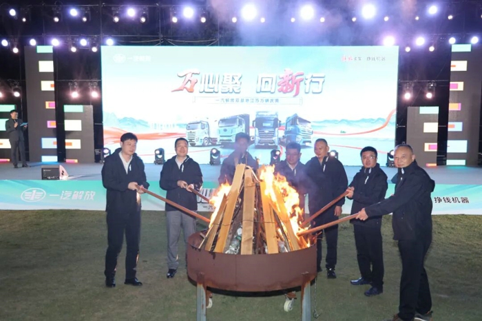 10月25日，以“万心聚 向新行”为主题的一汽解放双基地江苏万辆庆典在江苏无锡圆满举行。一汽解放总经理助理、动力总成事业部总经理、党委书记董亚洲出席活动，一汽解放相关领导、江苏区域合作伙伴、媒体代表及百余位解放车主参加活动，共同见证一汽解放双基地江苏区域达成“万辆交付”的里程碑时刻