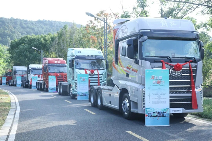 10月25日，以“万心聚 向新行”为主题的一汽解放双基地江苏万辆庆典在江苏无锡圆满举行。一汽解放总经理助理、动力总成事业部总经理、党委书记董亚洲出席活动，一汽解放相关领导、江苏区域合作伙伴、媒体代表及百余位解放车主参加活动，共同见证一汽解放双基地江苏区域达成“万辆交付”的里程碑时刻