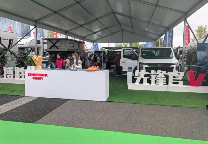 中国重汽轻型汽车登陆成都房车展，五款旅居车构建出行新形态.png