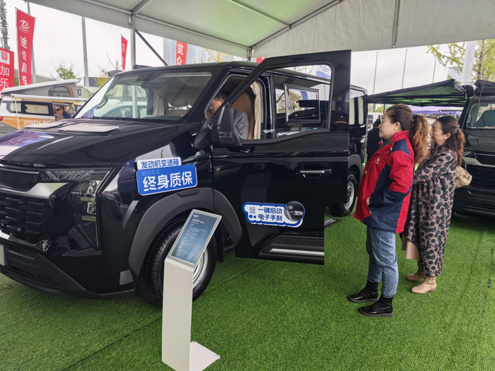 中国重汽轻型汽车登陆成都房车展，五款旅居车构建出行新形态2.png