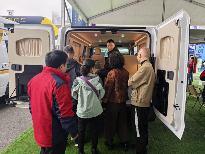 中国重汽轻型汽车登陆成都房车展，五款旅居车构建出行新形态3.png