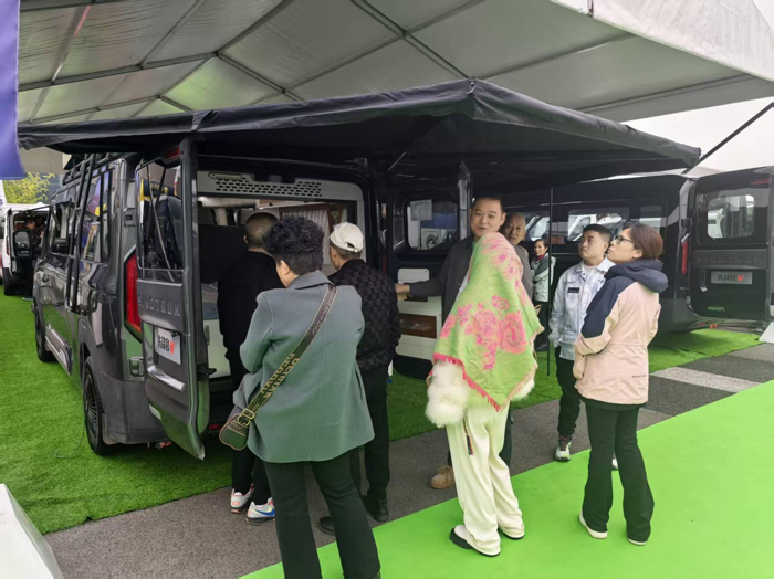 中国重汽轻型汽车登陆成都房车展，五款旅居车构建出行新形态4.png