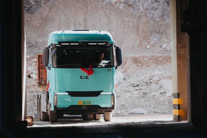 零一惊蛰纯电牵引车3.jpg